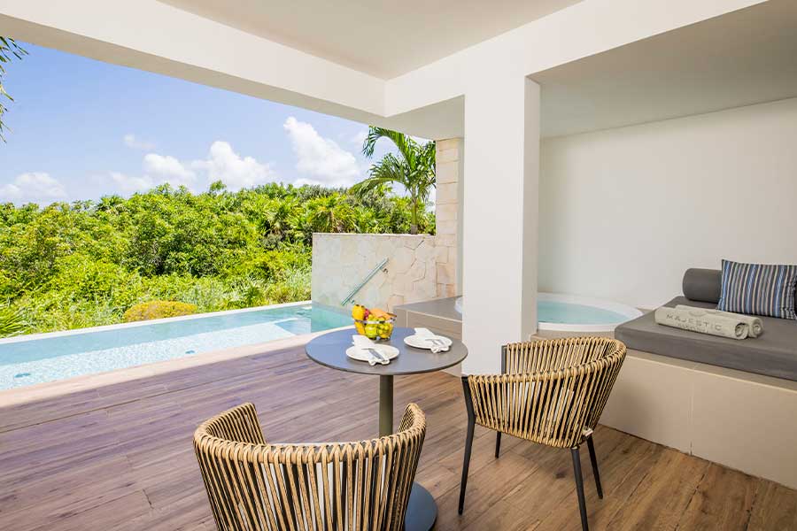 dia soleado en espacio terraza con jacuzzi en junior suite swim up