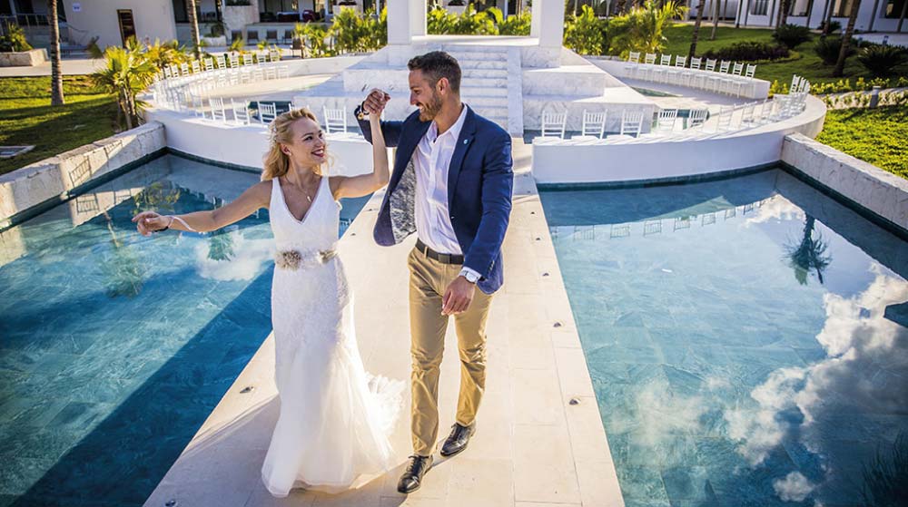 Pareja de novios sobre el puente del lago 