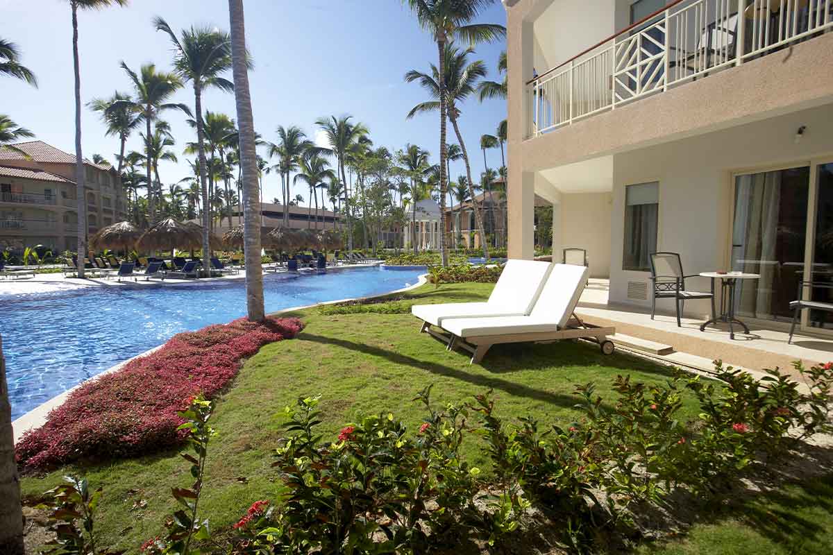 Terraza y jardín de una habitación con acceso directo a la piscina