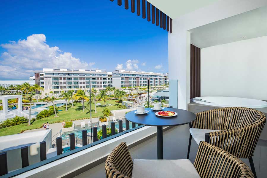 desayuno en la terraza con dia soleado elegance club one bedroom suite