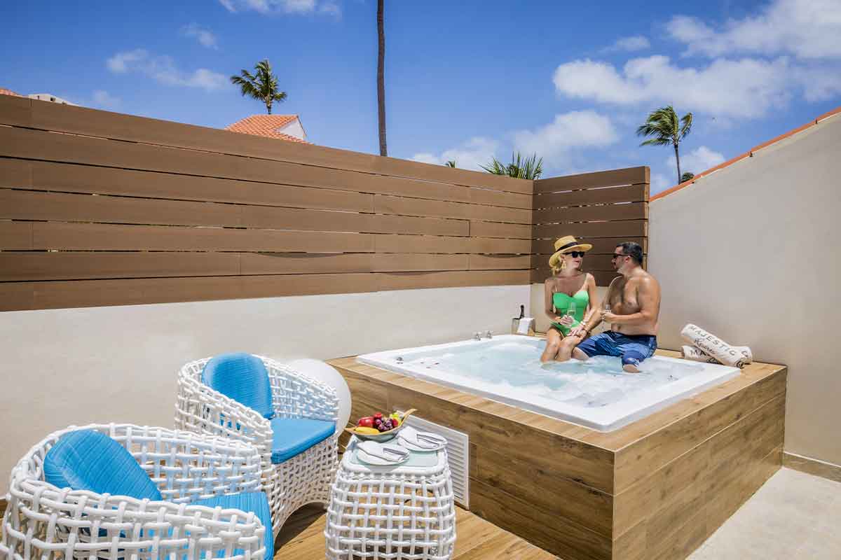 Terraza amueblada y con jacuzzi de una de las Suites