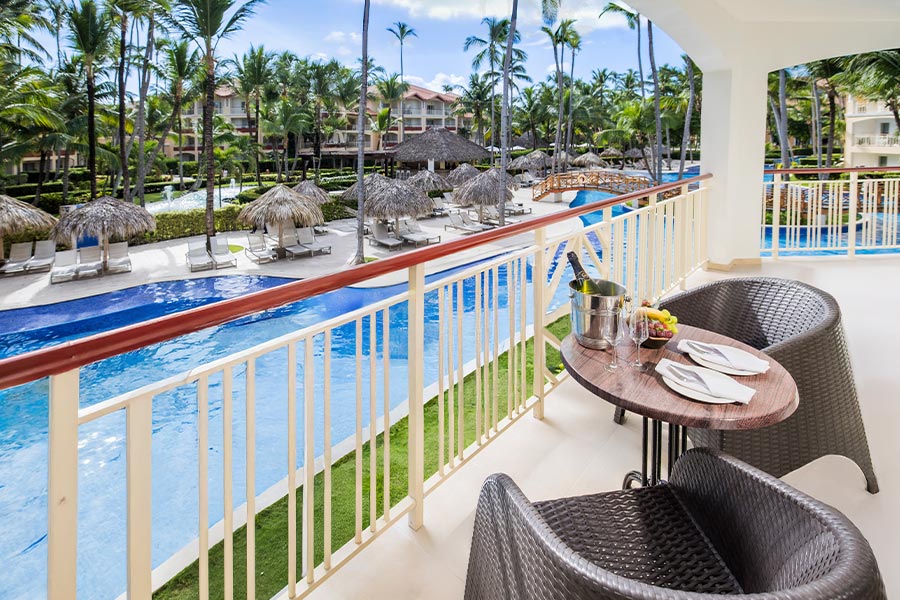 Terraza amueblada con hermosas vistas a la piscina