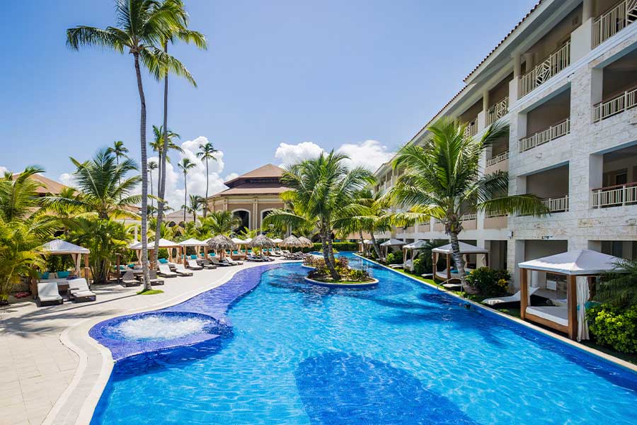 Vista a la gran piscina del resort