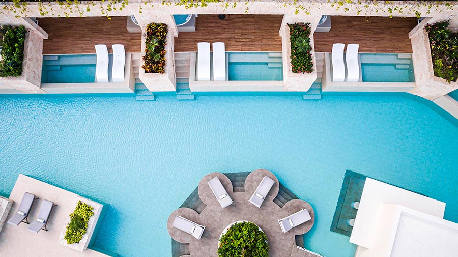 Vista aérea de la piscina del resort Majestic Elegance Costa Mujeres