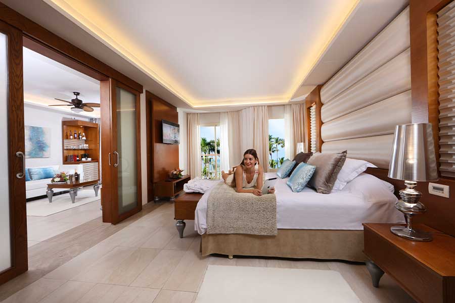 Habitación espaciosa equipada con una cama extra grande