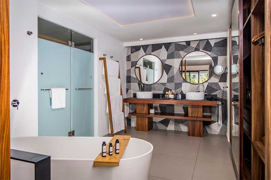 bano completo con espejos y banera elegance club swim up suite