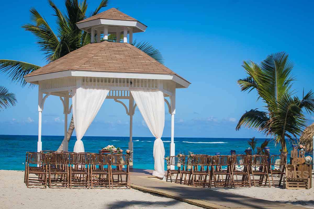 Altar y sillas en la playa listas para una ceremonia