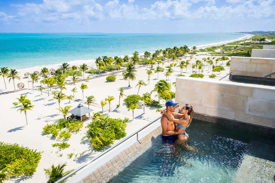 pareja piscina en dia soleado vistas al oceano en elegance club plunge pool suite ocean front