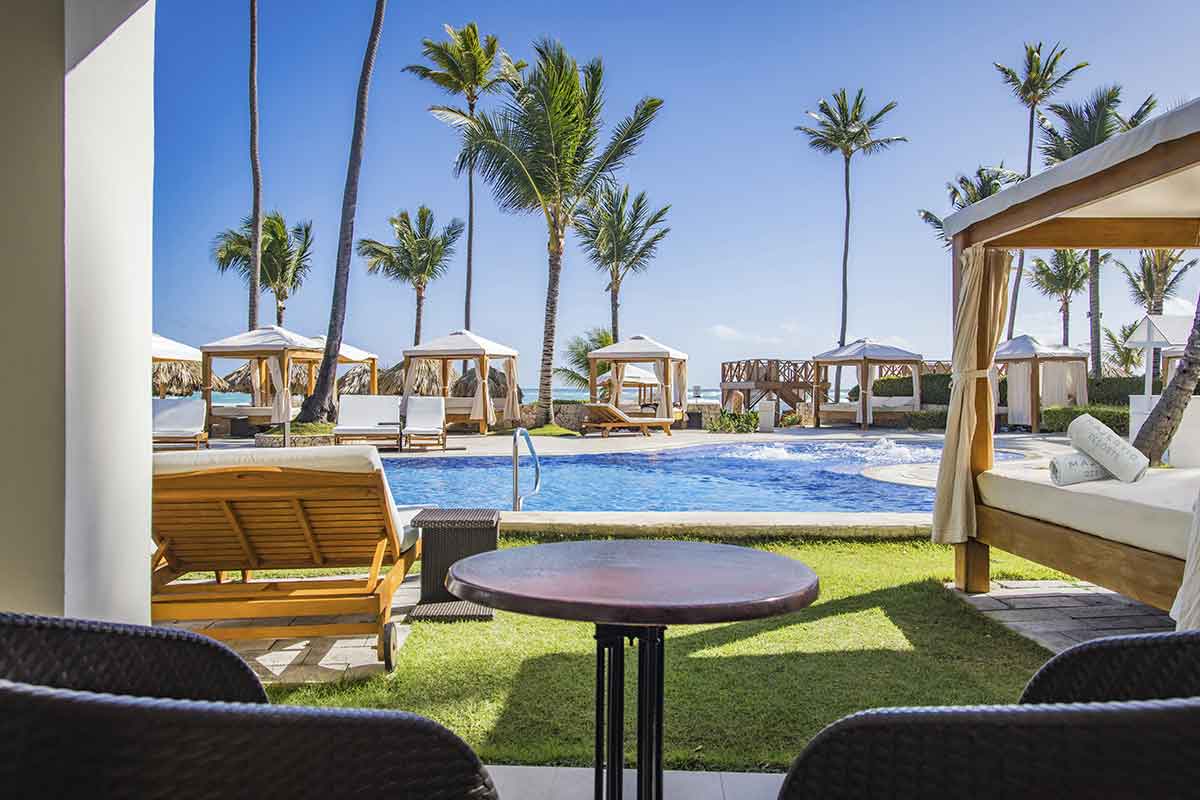 Terraza amueblada con mesa, hamacas y cama balinesa