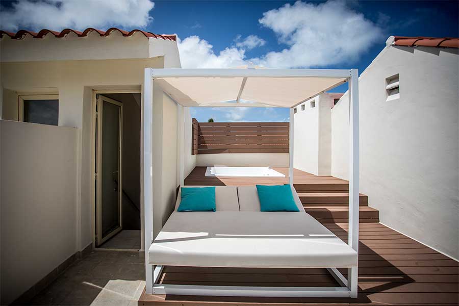 Cama balinesa en la terraza junto al jacuzzi