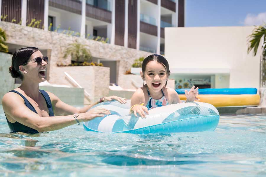 familia diversion en piscina swim up suite