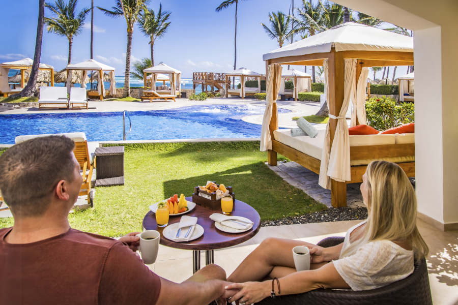 Pareja disfrutando de un desayuno en la terraza