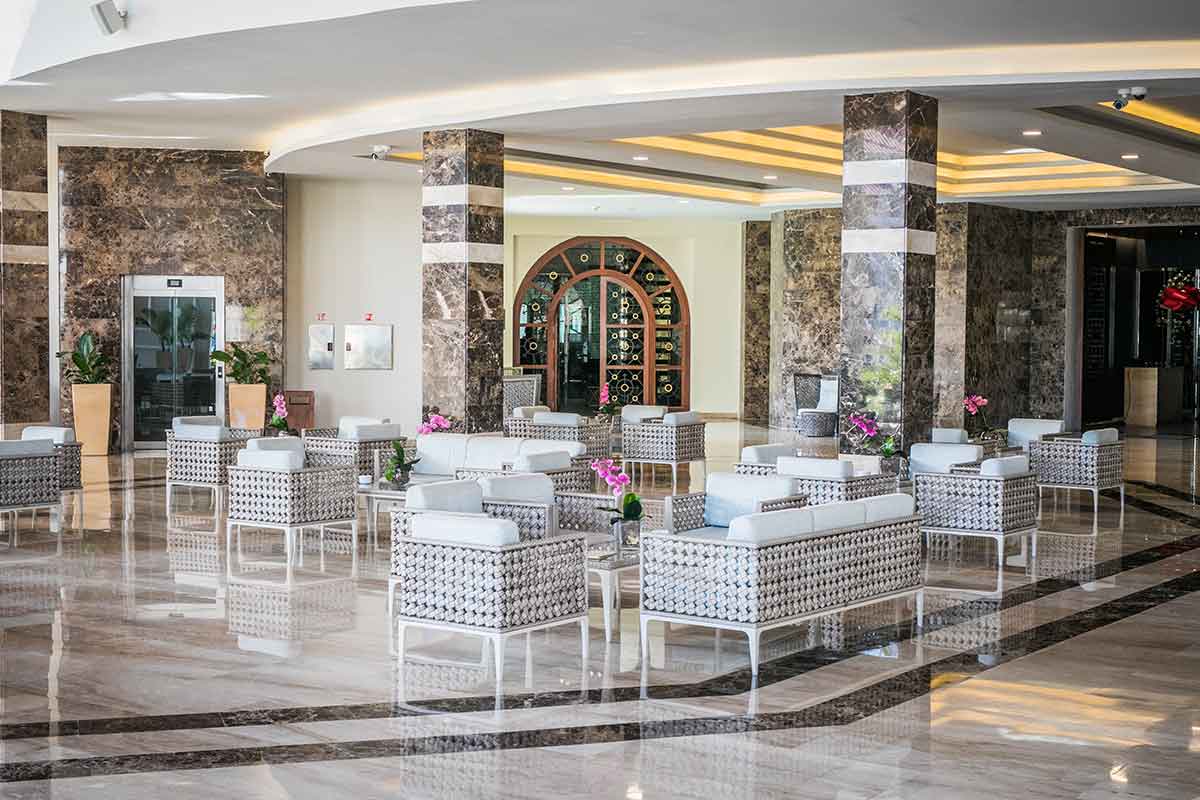 Salón con cómodos sillones y sofás en el lobby del resort