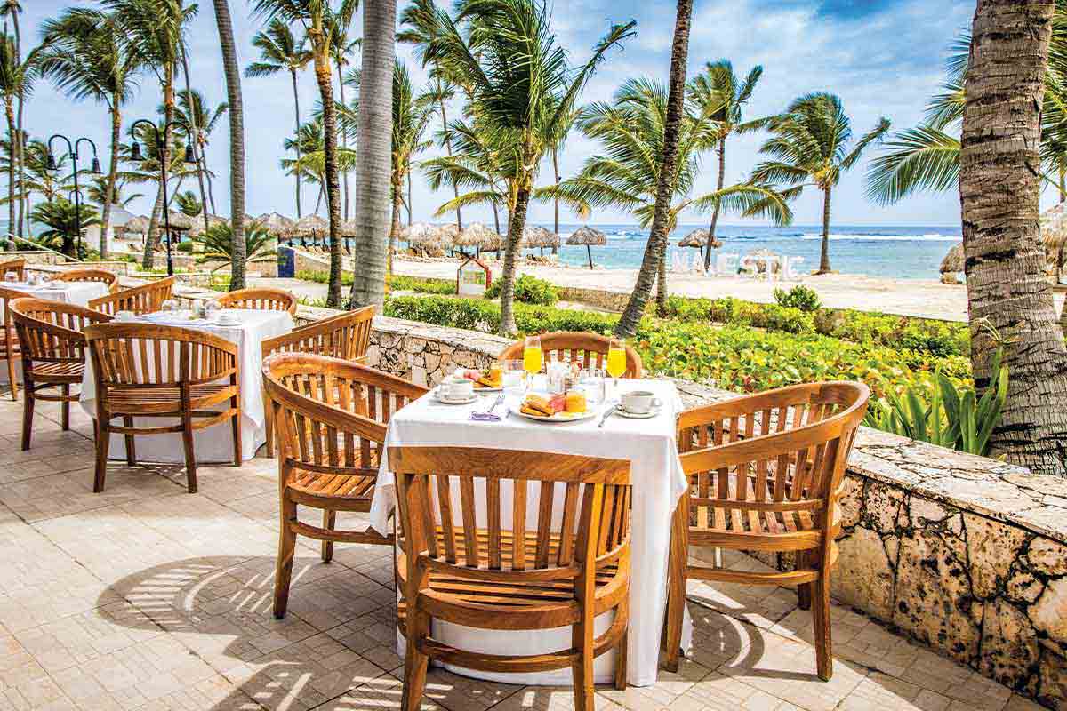 Terraza de restaurante Hotel Majestic Colonial Punta Cana