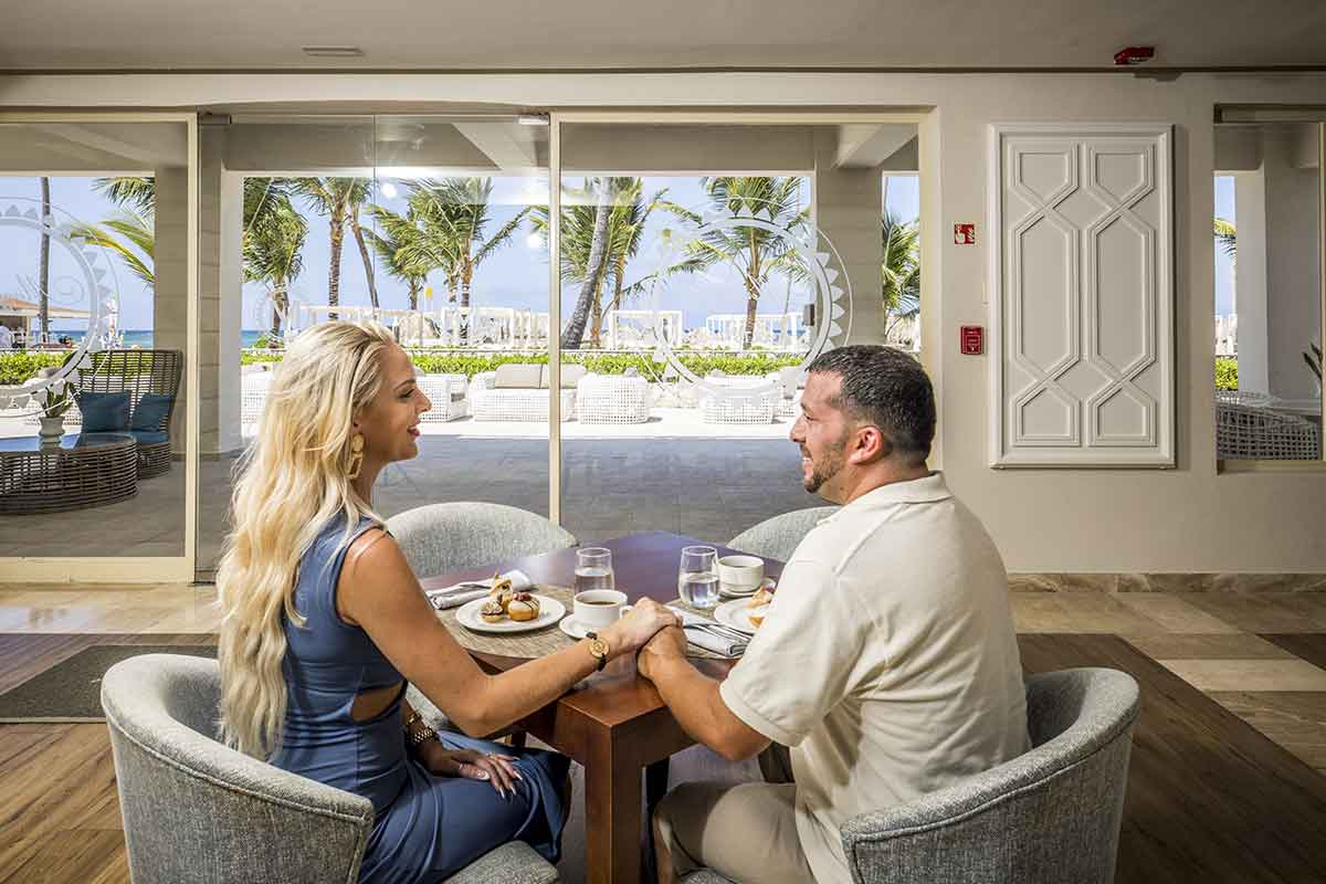 Pareja disfrutando de un desayuno en el restaurante del Majestic Mirage Punta Cana