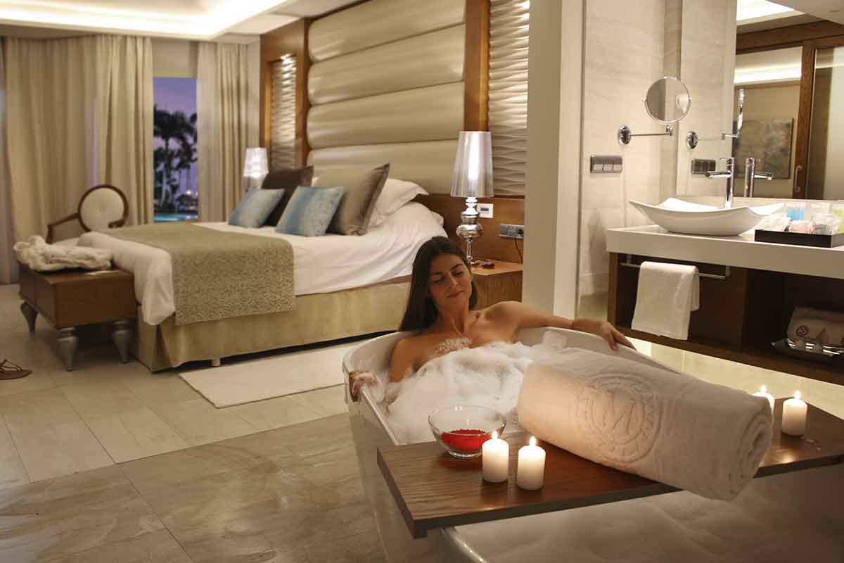 Mujer disfrutando de un baño de espuma