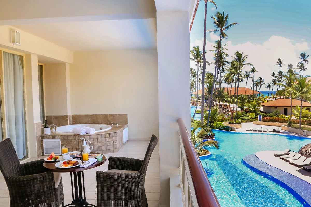 Terraza amueblada y con jacuzzi en una de las habitaciones de Majestic Mirage Punta Cana