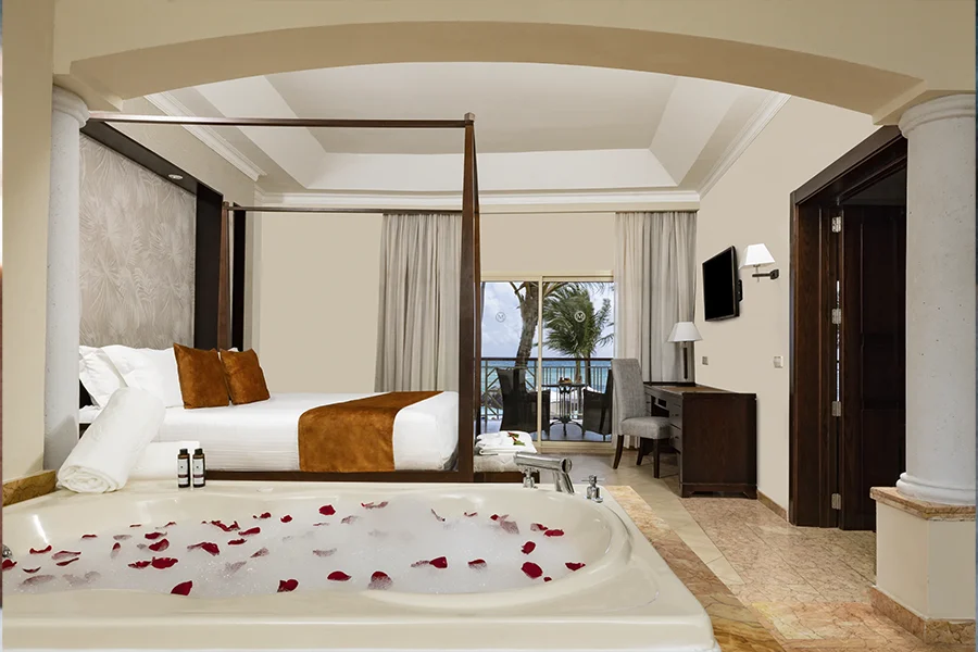 Jacuzzi inside the suite other view 