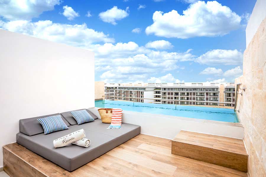 terraza con piscina y sofa elegance club plunge pool suite