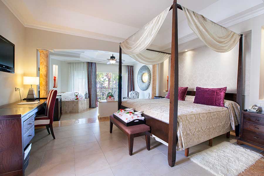 Vista general de la Junior suite con jacuzzi