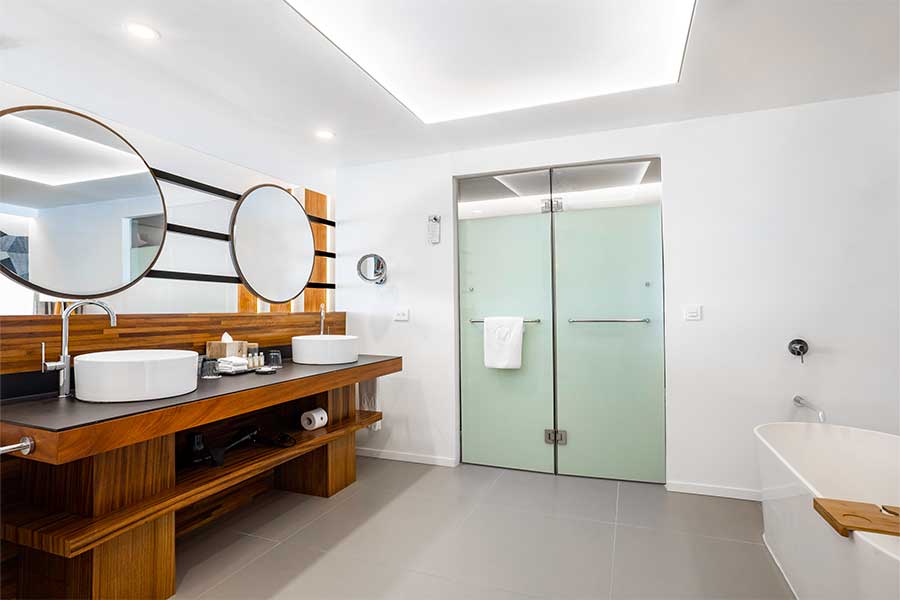 bano completo con espejos sky view suite rooftop