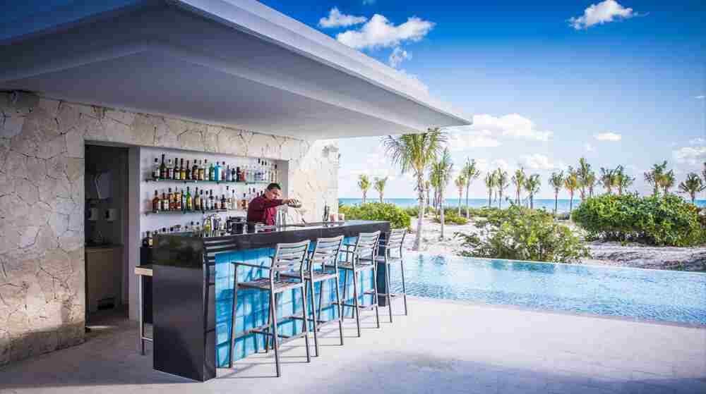Bar de la piscina Majestic Elegance Costa Mujeres