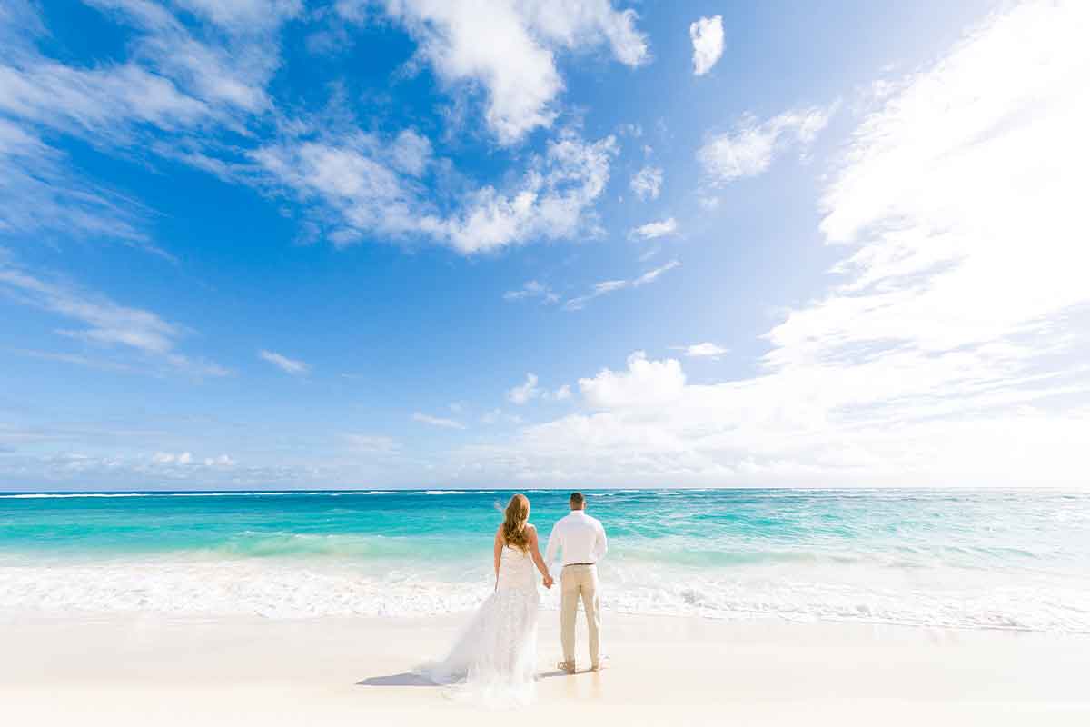 Pareja de novios en la playa de Punta Cana
