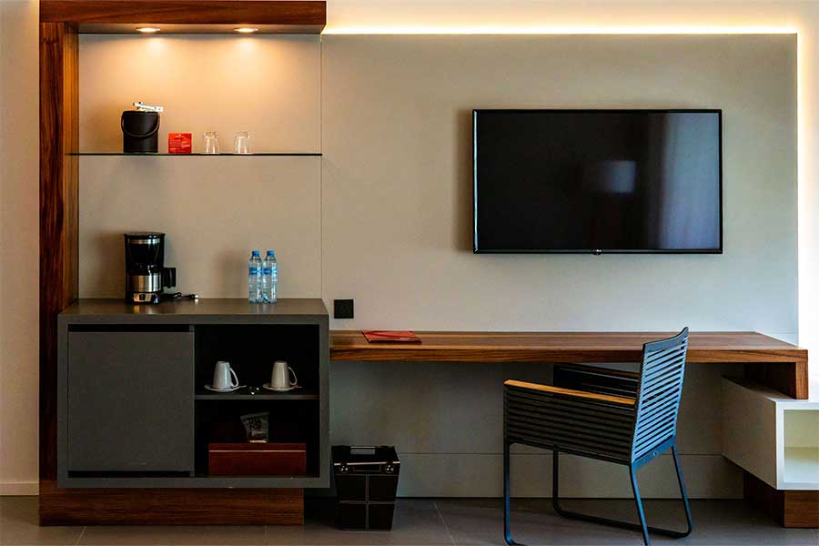 escritorio minibar decoracion junior suite swim up