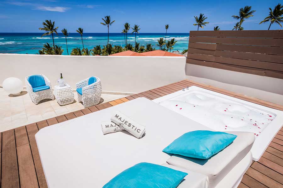 Terraza completamente amueblada con jacuzzi y vistas al océano