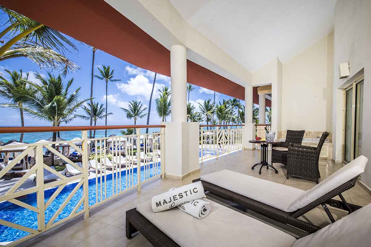 Terraza privada amueblada con hamacas y vistas a la piscina