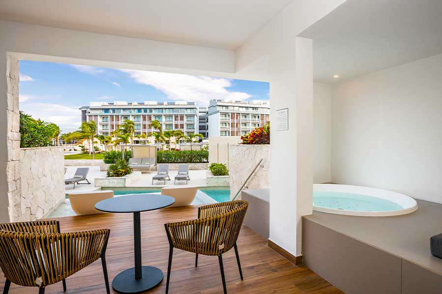 zona jacuzzi majestic junior suite swim up