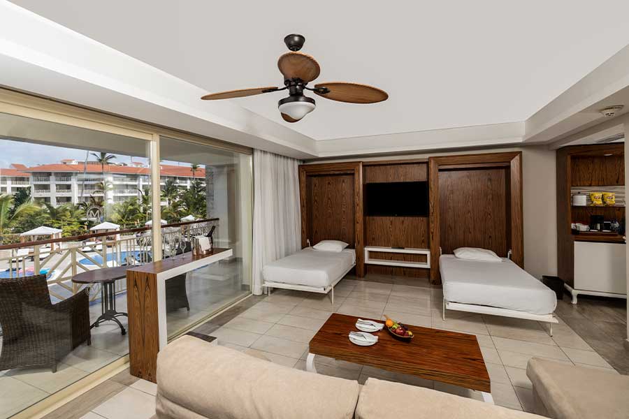 Vista panorámica de la suite familiar, con salón amplio y balcón