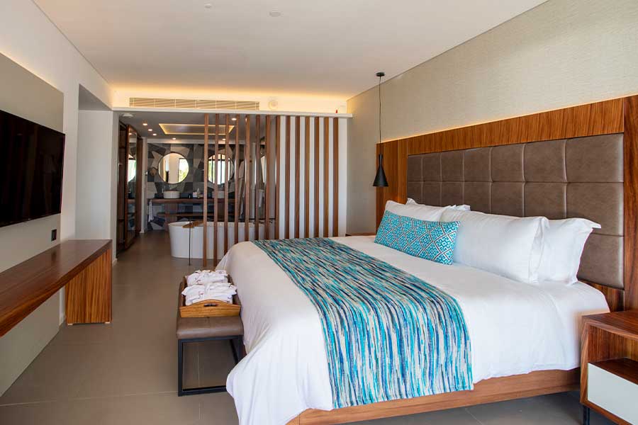 dormitorio y lavabo one bebdroom suite outdoor jacuzzi