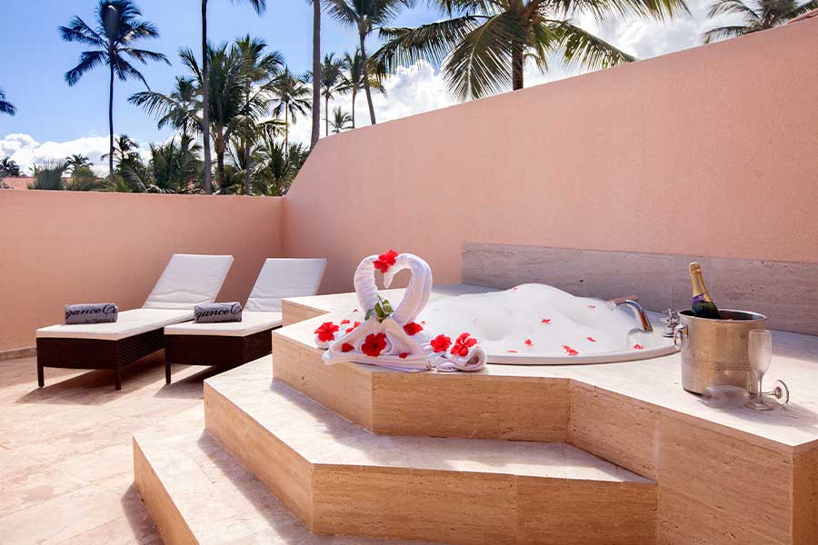 Terraza con jacuzzi y hamacas