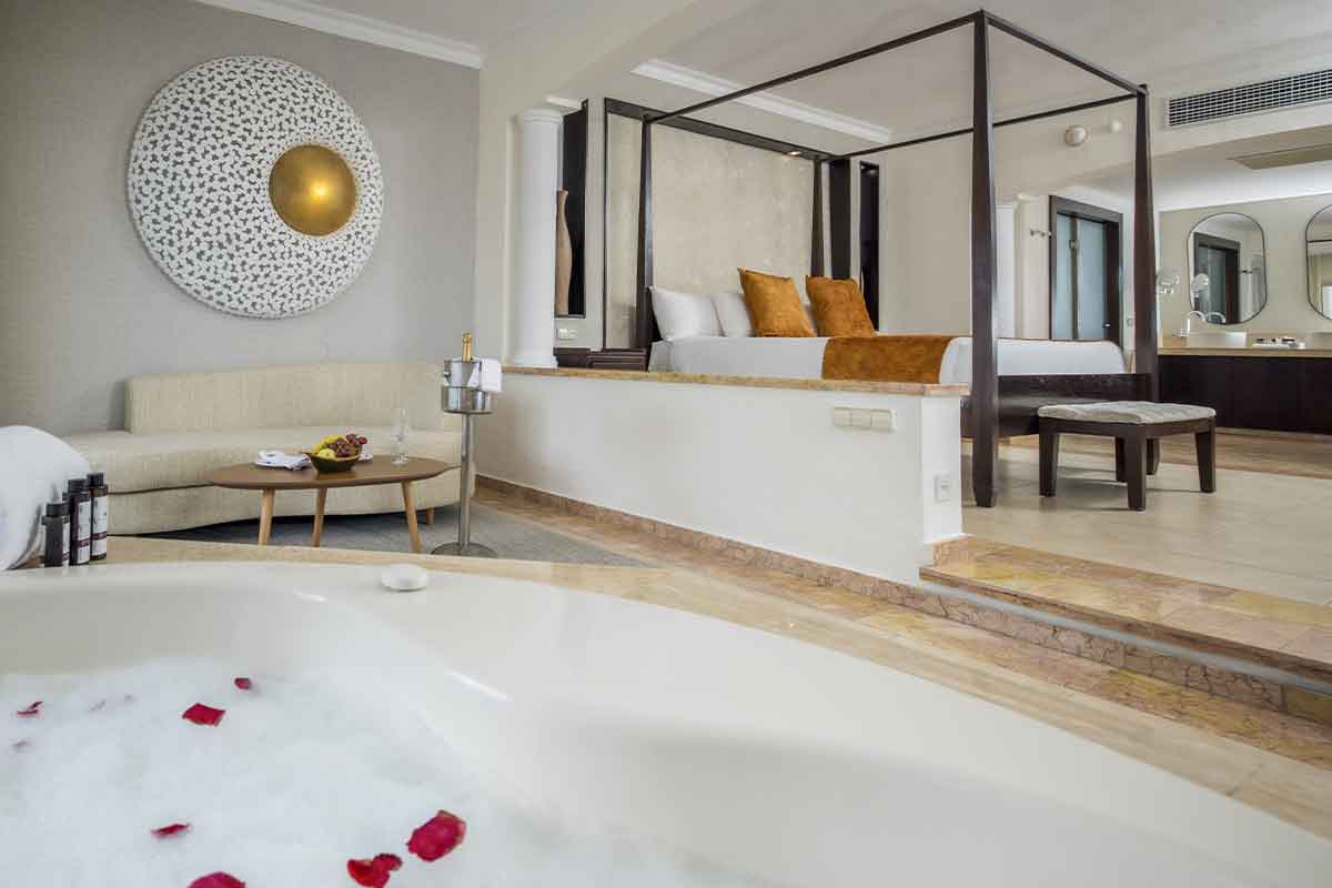 Vista general de habitación con jacuzzi interior