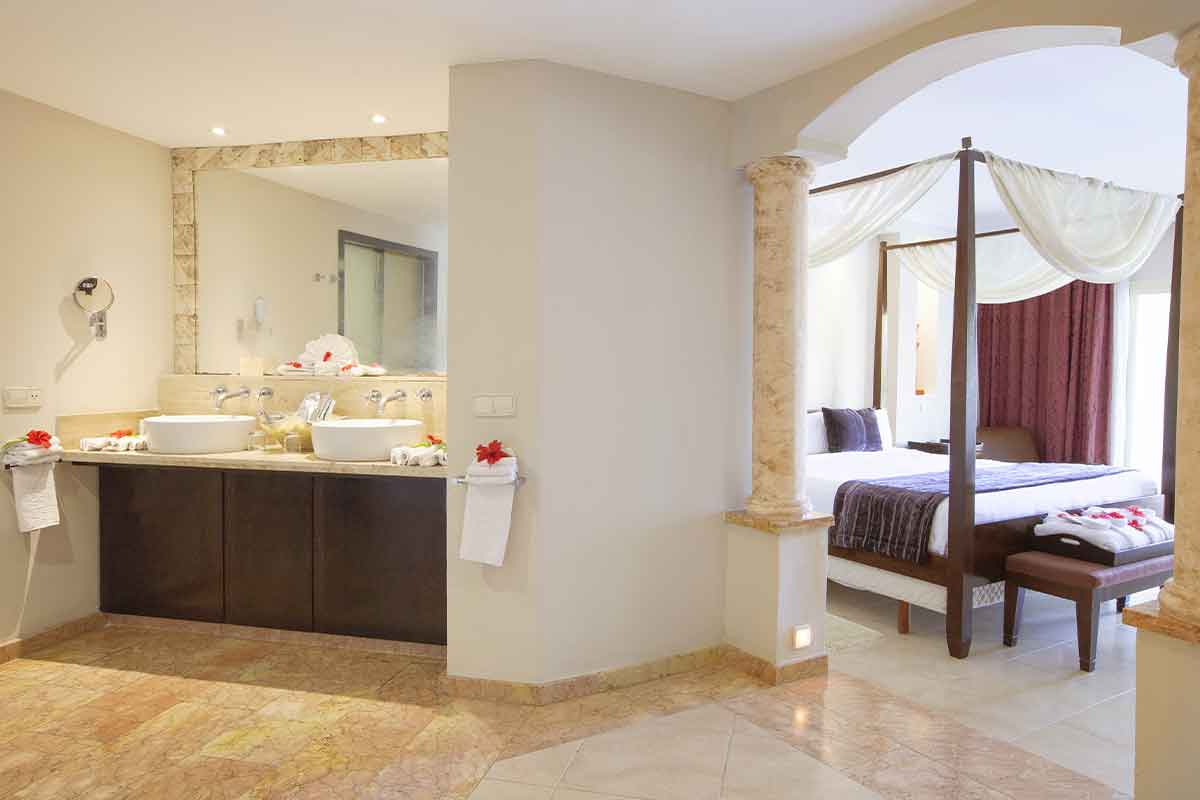 Habitación con amplios espacios abiertos que conectan la habitación y el baño