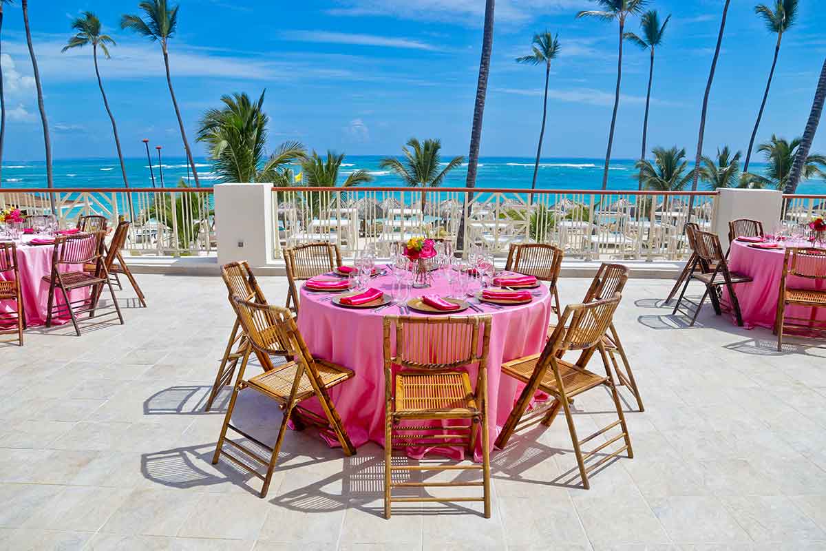 Mesas para comer en la terraza frente a la playa del Majestic Mirage Punta Cana