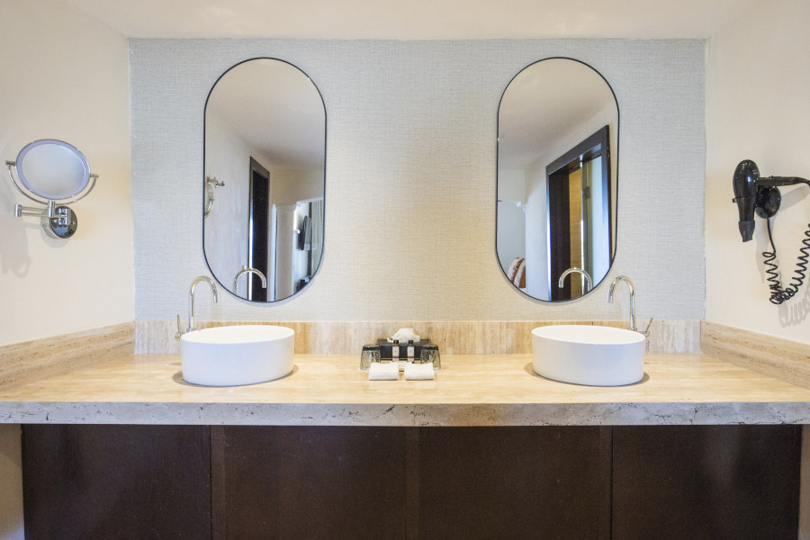 Baño moderno y equipado con secador y espejo de aumento