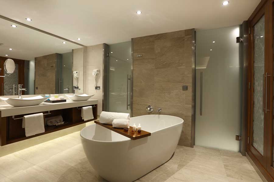Espacioso cuarto de baño equipado