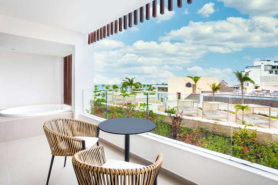 terraza amueblada con vistas elegance club one bedroom suite
