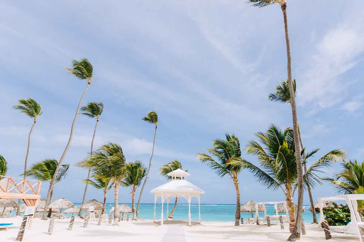 Altar para ceremonia en la playa de Punta Cana