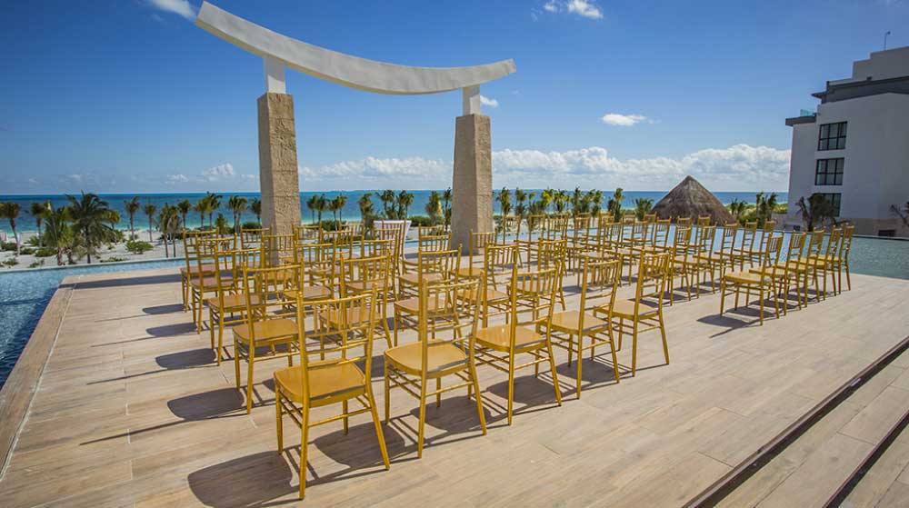 Altar preparado para la celebración de una boda Majestic Elegance Costa Mujeres