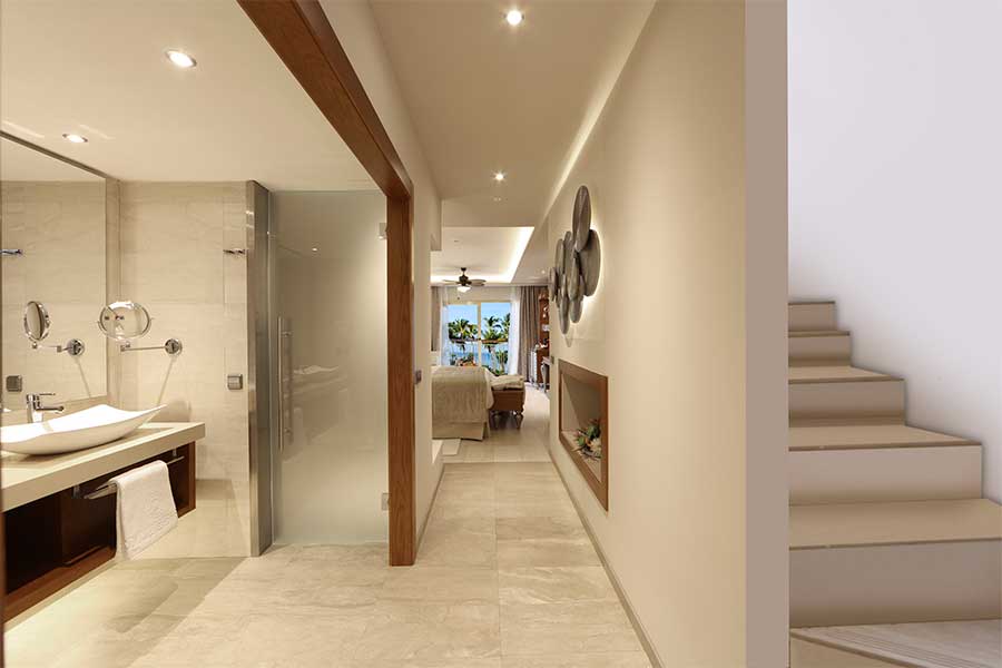 Espacios abiertos para los accesos al baño y la terraza