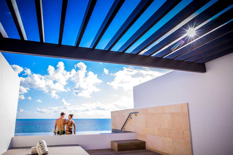 pareja viendo el oceano elegance club plunge pool suite ocean front