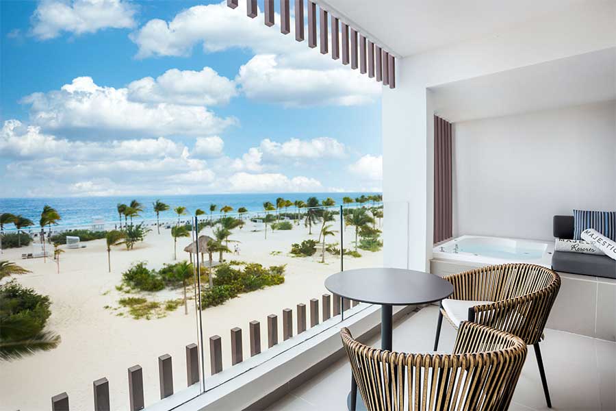 terraza amueblada frente a la playa elegance club junior suite ocean front