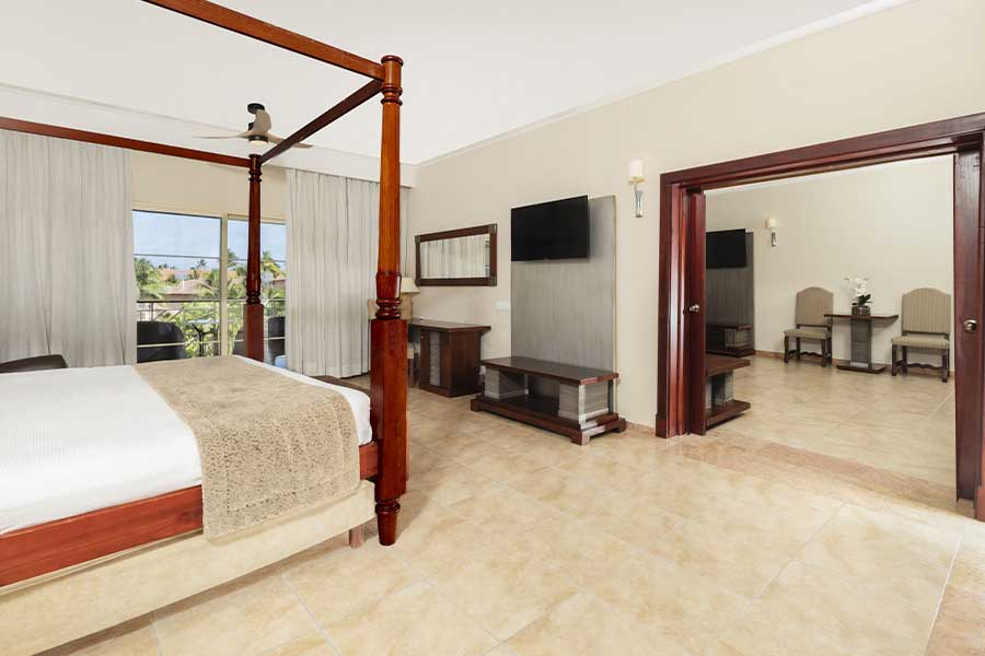 Vista general del salón y habitación de la Suite 