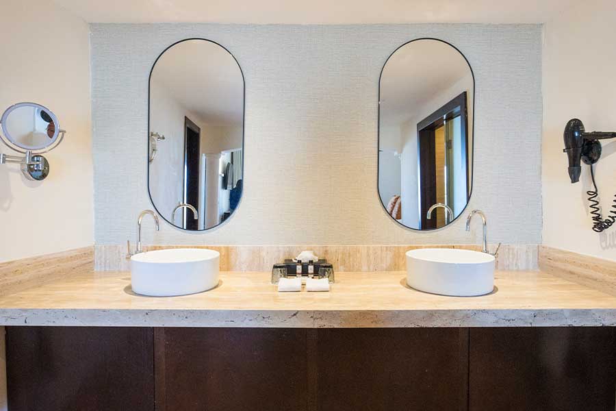 Moderno cuarto de baño equipado con secador y espejo aumento
