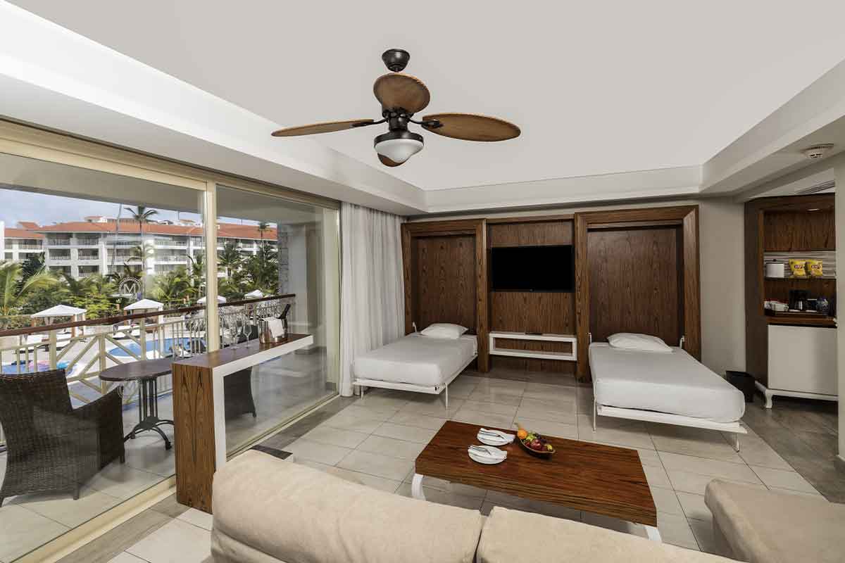 Vista general de habitación con salón y acceso a la terraza