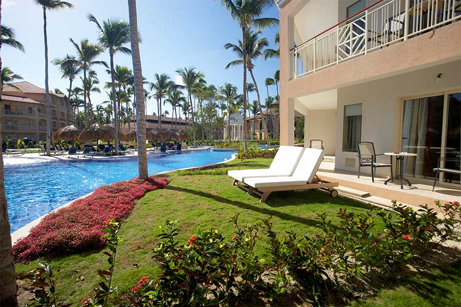 Terraza con hamacas y vistas a la piscina
