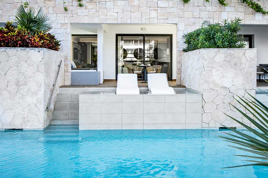 detalle piscina tumbonas junior suite swim up